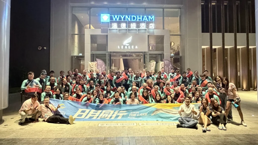 中山大學 EMBA 日月潭泳渡團體水母衣大合照